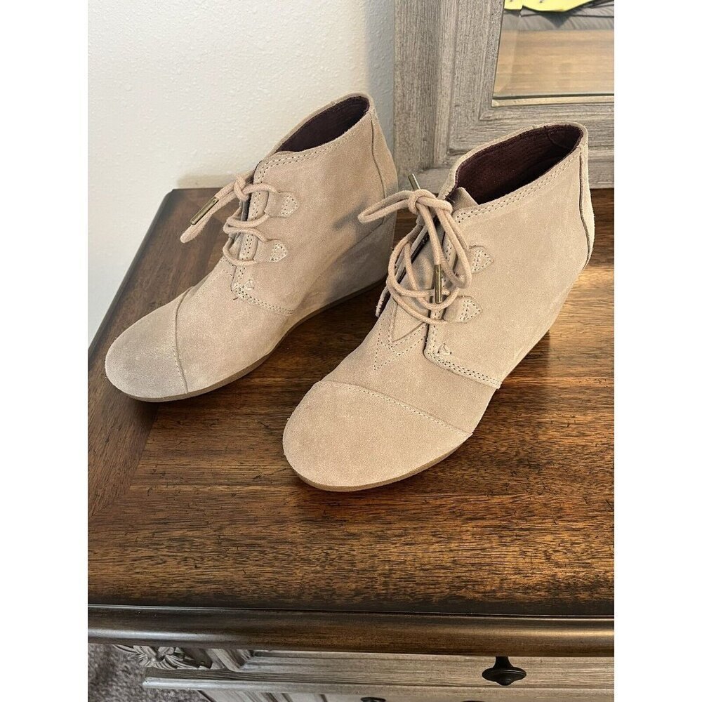 Toms Suede Beige Tan Wedge Ankle Booties 2 3/4” Heel Lace Up Sz 8.5